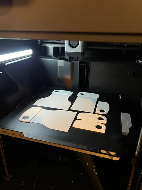 Filling knife blade and grip prototypes on a 3D printer bed